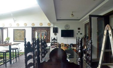 Rumah di Area Kemang, Ada Kolam Renang, Hadap Utara, Lokasi Strategis, Kondisi Terawat, Siap Huni Dan Mewah