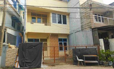 Disewakan Rumah 3 lantai di Dempo Dalam
