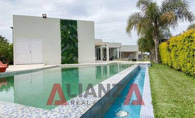 Gran Casa en Country Aires del Llano! 2 Dorm. Piscina y Espacios Verdes (1000 mts2)