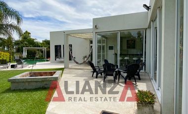 Gran Casa en Country Aires del Llano! 2 Dorm. Piscina y Espacios Verdes (1000 mts2)