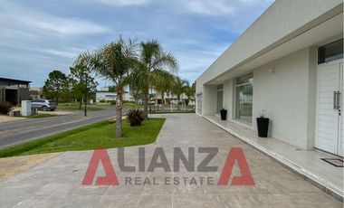 Gran Casa en Country Aires del Llano! 2 Dorm. Piscina y Espacios Verdes (1000 mts2)