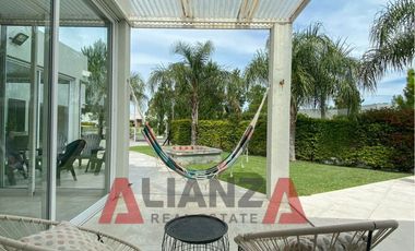 Gran Casa en Country Aires del Llano! 2 Dorm. Piscina y Espacios Verdes (1000 mts2)