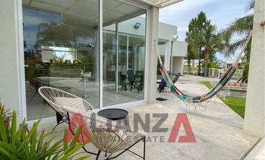 Gran Casa en Country Aires del Llano! 2 Dorm. Piscina y Espacios Verdes (1000 mts2)