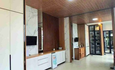 Rumah Emily design lux minimalis modern full furnish KT 5+1 dengan lebar muka 15 m