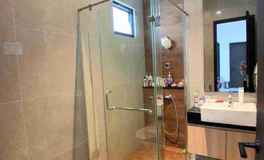 Rumah Emily design lux minimalis modern full furnish KT 5+1 dengan lebar muka 15 m