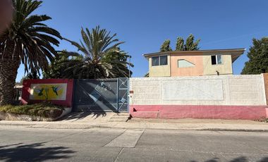 GRAN CASA-CALLE LEONIDAS PÉREZ 3891