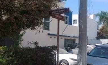 CASA EN RENTA FRACCIONAMIENTO VILLA FONTANA RESIDENCIAL EN ESQUINA 3 RECAMARAS AREAS VERDES