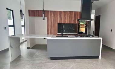 Lagos del Sol: Casa nueva y amplia / New and spacious home