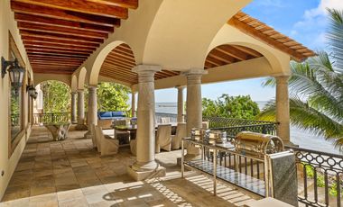 Impresionante casa frente al mar / Impressive beachfront home