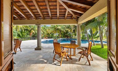 Impresionante casa frente al mar / Impressive beachfront home