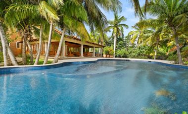 Impresionante casa frente al mar / Impressive beachfront home