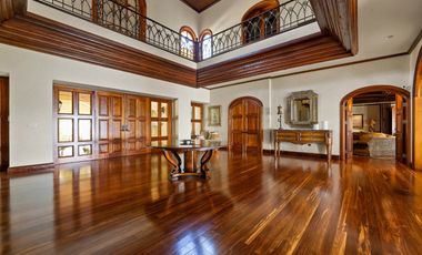 Impresionante casa frente al mar / Impressive beachfront home