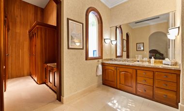 Impresionante casa frente al mar / Impressive beachfront home