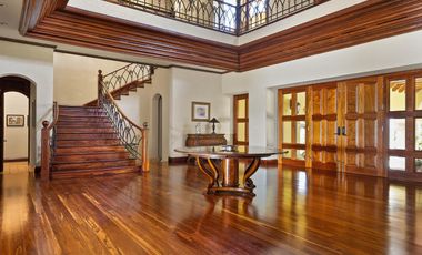 Impresionante casa frente al mar / Impressive beachfront home