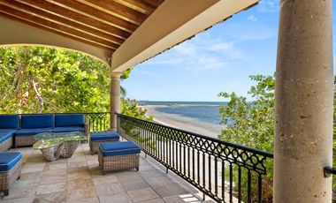 Impresionante casa frente al mar / Impressive beachfront home