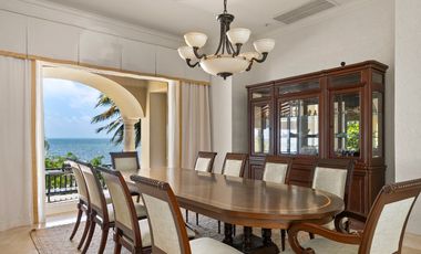 Impresionante casa frente al mar / Impressive beachfront home