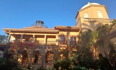 Impresionante casa frente al mar / Impressive beachfront home