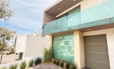 Se renta casa tres recamaras con roof Garden vistas altozano
