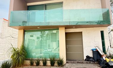 Se renta casa tres recamaras con roof Garden vistas altozano