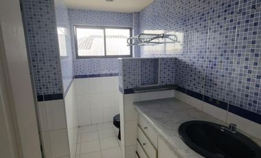 En alquiler estrategico departamento en sector UEES, El Tornero, Samborondon