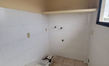 En alquiler estrategico departamento en sector UEES, El Tornero, Samborondon