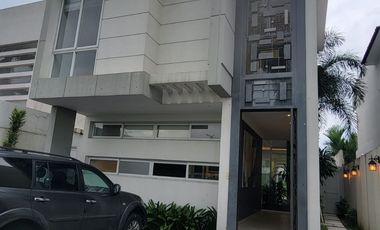 En alquiler lujosa y moderna casa al lago en Isla del Rio, Isla Mocoli, Samborondon