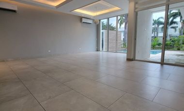 En alquiler lujosa y moderna casa al lago en Isla del Rio, Isla Mocoli, Samborondon