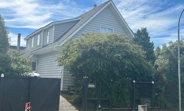 SE VENDE EXCLUSIVA CASA DE 2 PISOS CON PISCINA Y QUINCHO.  SECTOR EL FARO EN PUERTO VARAS