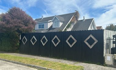 SE VENDE EXCLUSIVA CASA DE 2 PISOS CON PISCINA Y QUINCHO.  SECTOR EL FARO EN PUERTO VARAS