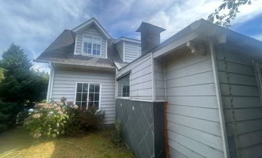 SE VENDE EXCLUSIVA CASA DE 2 PISOS CON PISCINA Y QUINCHO.  SECTOR EL FARO EN PUERTO VARAS