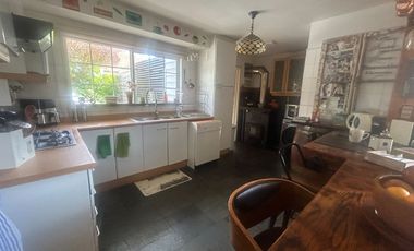 SE VENDE EXCLUSIVA CASA DE 2 PISOS CON PISCINA Y QUINCHO.  SECTOR EL FARO EN PUERTO VARAS