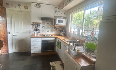 SE VENDE EXCLUSIVA CASA DE 2 PISOS CON PISCINA Y QUINCHO.  SECTOR EL FARO EN PUERTO VARAS