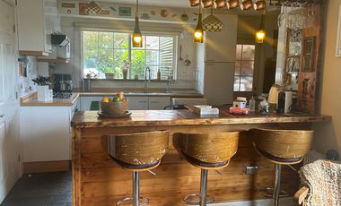 SE VENDE EXCLUSIVA CASA DE 2 PISOS CON PISCINA Y QUINCHO.  SECTOR EL FARO EN PUERTO VARAS