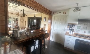 SE VENDE EXCLUSIVA CASA DE 2 PISOS CON PISCINA Y QUINCHO.  SECTOR EL FARO EN PUERTO VARAS