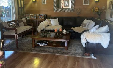 SE VENDE EXCLUSIVA CASA DE 2 PISOS CON PISCINA Y QUINCHO.  SECTOR EL FARO EN PUERTO VARAS