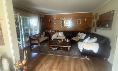 SE VENDE EXCLUSIVA CASA DE 2 PISOS CON PISCINA Y QUINCHO.  SECTOR EL FARO EN PUERTO VARAS