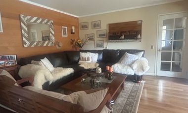 SE VENDE EXCLUSIVA CASA DE 2 PISOS CON PISCINA Y QUINCHO.  SECTOR EL FARO EN PUERTO VARAS