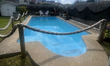 SE VENDE EXCLUSIVA CASA DE 2 PISOS CON PISCINA Y QUINCHO.  SECTOR EL FARO EN PUERTO VARAS