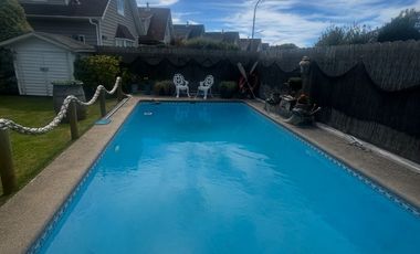 SE VENDE EXCLUSIVA CASA DE 2 PISOS CON PISCINA Y QUINCHO.  SECTOR EL FARO EN PUERTO VARAS