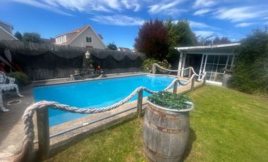 SE VENDE EXCLUSIVA CASA DE 2 PISOS CON PISCINA Y QUINCHO.  SECTOR EL FARO EN PUERTO VARAS