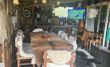 SE VENDE EXCLUSIVA CASA DE 2 PISOS CON PISCINA Y QUINCHO.  SECTOR EL FARO EN PUERTO VARAS