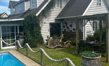 SE VENDE EXCLUSIVA CASA DE 2 PISOS CON PISCINA Y QUINCHO.  SECTOR EL FARO EN PUERTO VARAS