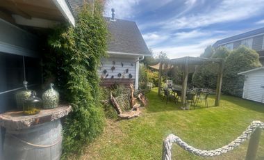 SE VENDE EXCLUSIVA CASA DE 2 PISOS CON PISCINA Y QUINCHO.  SECTOR EL FARO EN PUERTO VARAS