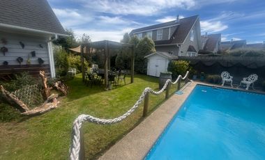 SE VENDE EXCLUSIVA CASA DE 2 PISOS CON PISCINA Y QUINCHO.  SECTOR EL FARO EN PUERTO VARAS