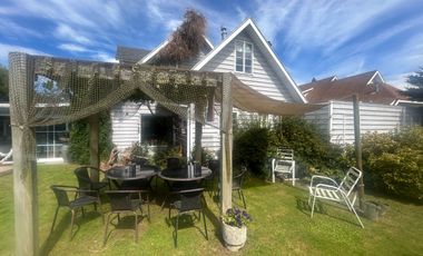 SE VENDE EXCLUSIVA CASA DE 2 PISOS CON PISCINA Y QUINCHO.  SECTOR EL FARO EN PUERTO VARAS