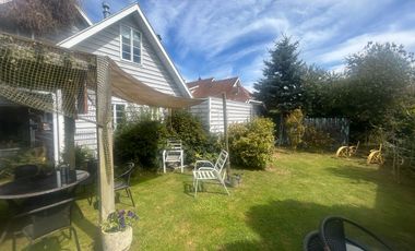 SE VENDE EXCLUSIVA CASA DE 2 PISOS CON PISCINA Y QUINCHO.  SECTOR EL FARO EN PUERTO VARAS