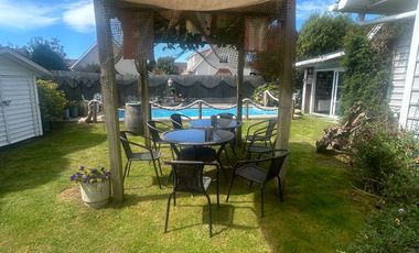 SE VENDE EXCLUSIVA CASA DE 2 PISOS CON PISCINA Y QUINCHO.  SECTOR EL FARO EN PUERTO VARAS