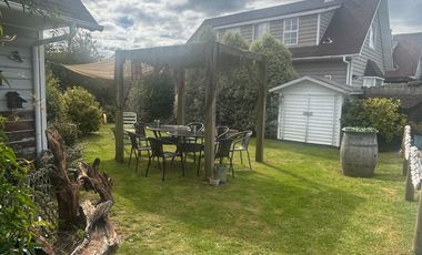 SE VENDE EXCLUSIVA CASA DE 2 PISOS CON PISCINA Y QUINCHO.  SECTOR EL FARO EN PUERTO VARAS