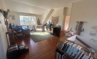 SE VENDE EXCLUSIVA CASA DE 2 PISOS CON PISCINA Y QUINCHO.  SECTOR EL FARO EN PUERTO VARAS