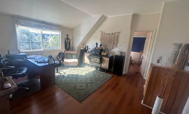 SE VENDE EXCLUSIVA CASA DE 2 PISOS CON PISCINA Y QUINCHO.  SECTOR EL FARO EN PUERTO VARAS